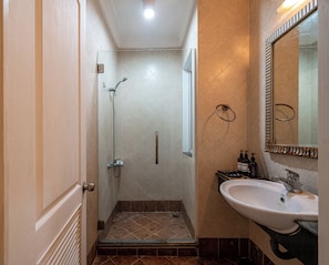 Douche, sèche-cheveux, bidet, serviettes fournies