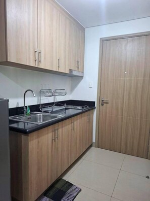 Apartamento standard | Cozinha privada | Micro-ondas, cooktop, lava-louças, talheres/pratos/utensílios de cozinha