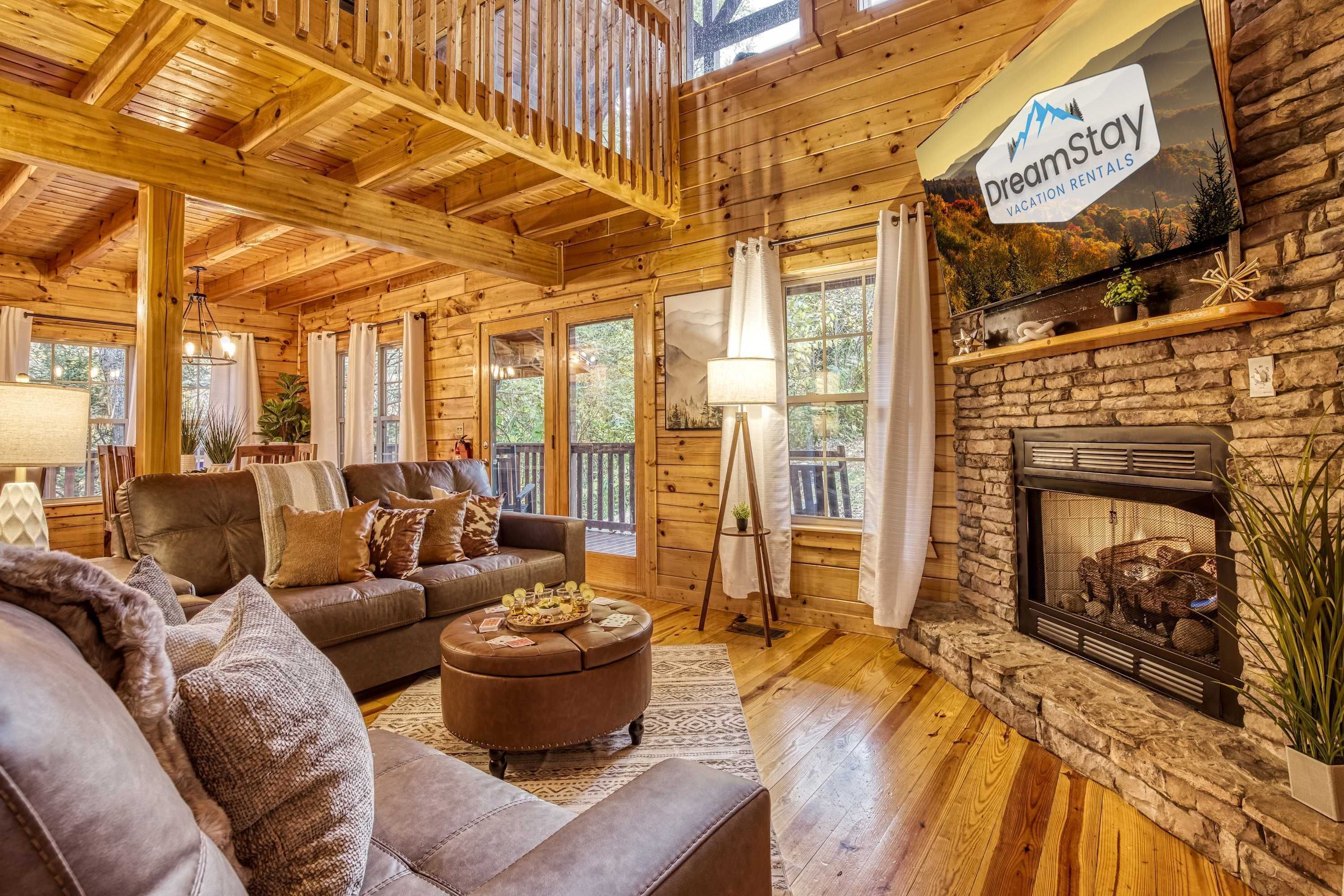 Un intérieur chaleureux de chalet en bois, avec une cheminée, des meubles en bois et de grandes fenêtres.
