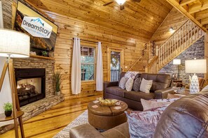 5 bedrooms, desk, Internet - Gatlinburg Getaway - Private Theater Hot Tub (Gatlinburg)