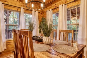 Suite, akses difabel | 5 kamar tidur, meja kerja, dan internet