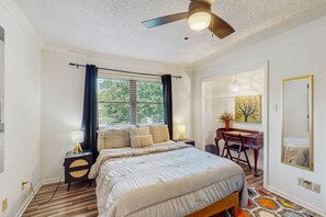 2 bedrooms, internet, bed sheets