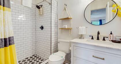 Modern condo with hot tub, pool access, Smart TVs, & pets welcome