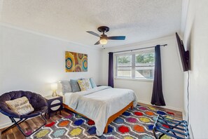 2 bedrooms, Internet, bed sheets - Modern condo with hot tub, pool access, Smart TVs, & pets welcome (Hot Springs)