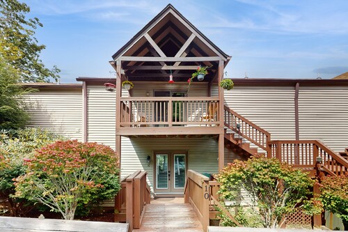 Perfect Family Getaway, 2BR condo with Full Kitchen, Wifi and Linens Provided