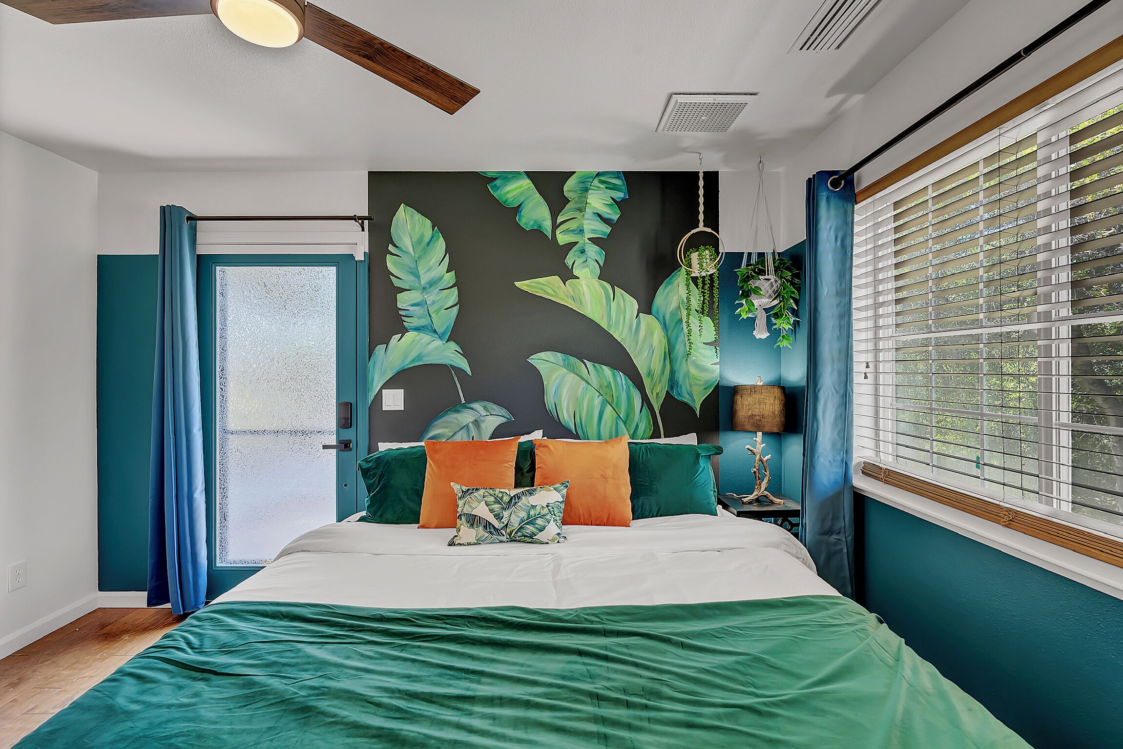 4 bedrooms, desk, iron/ironing board, travel crib