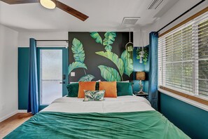 4 slaapkamers, een bureau, een strijkplank/strijkijzer, reisbedje