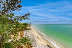 Beach nearby - Dog-Friendly Quadruplex w/Snowbird Discounts and Private Beach Access (Englewood)