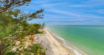 Charming coastal studio, dog friendly with private beach access, beach gear, AC