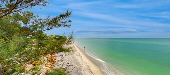 Charming coastal studio, dog friendly with private beach access, beach gear, AC