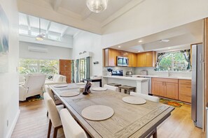 Dining - Spacious 2-bedroom condo with a lanai, on-site pool, WiFi & golf courses nearby (Princeville)