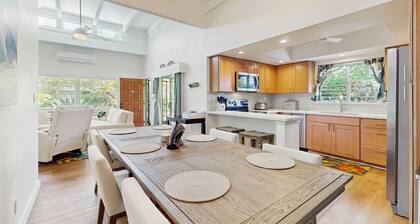 Spacious 2-bedroom condo with a lanai, on-site pool, WiFi & golf courses nearby