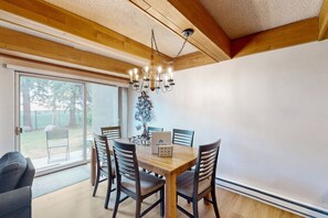 Dining - Spacious condo w/ fast wifi, shared pool & hot tub - convenient location (Vail)