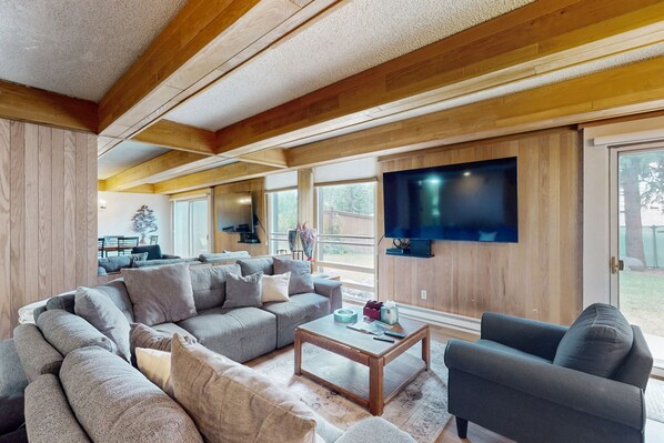 TV - Spacious condo w/ fast wifi, shared pool & hot tub - convenient location (Vail)