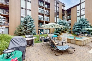 Outdoor dining - Spacious condo w/ fast wifi, shared pool & hot tub - convenient location (Vail)