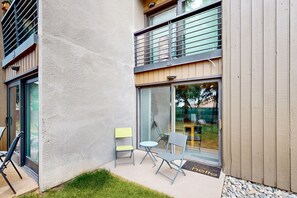 Terrace/patio - Spacious condo w/ fast wifi, shared pool & hot tub - convenient location (Vail)