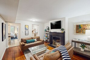 TV - Tranquil garden apartment with wifi, dog-friendly, and in downtown Savannah (Savannah)