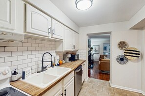 Kj øleskap, mikrobølgeovn, ovn og kokeplater