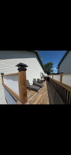 Terrace/patio - Whole House to Yourself! Cozy Suburban Getaway Near Riverside Pathways  (Calgary)