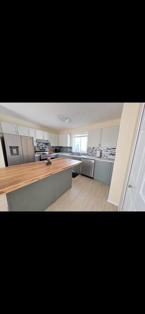 Microwave, oven, stovetop, dishwasher - Whole House to Yourself! Cozy Suburban Getaway Near Riverside Pathways  (Calgary)