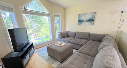 Whole House to Yourself! Cozy Suburban Getaway Near Riverside Pathways