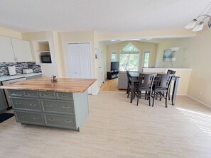 Dining - Whole House to Yourself! Cozy Suburban Getaway Near Riverside Pathways  (Calgary)