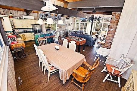 Standard Chalet, 5 Bedrooms, Non Smoking, Mountain View | Laptop workspace, free WiFi, bed sheets