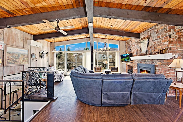 Standard Chalet, 5 Bedrooms, Non Smoking, Mountain View | Laptop workspace, free WiFi, bed sheets