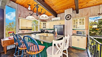 Standaard chalet, 5 slaapkamers, niet-roken, uitzicht op bergen | Privékeuken | Een koelkast/vriezer, een magnetron, een oven, een kookplaat