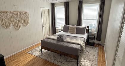 Large 3BD 1st Floor Apartment Minutes from 290