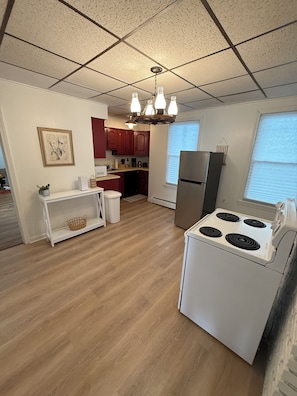 Four à micro-ondes, un four, surface de cuisson, lave-vaisselle