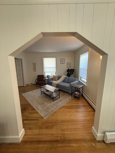 Large 3BD 1st Floor Apartment Minutes from 290