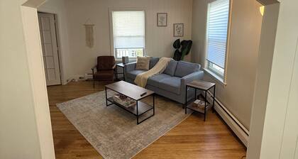 Large 3BD 1st Floor Apartment Minutes from 290