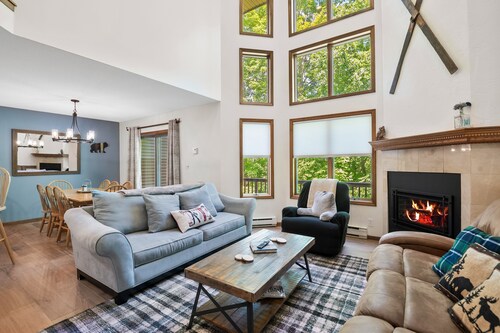 Spacious end unit townhome w/ gas fireplace, deck & grill- minutes to ski lifts