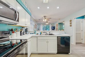 Kylskåp, mikrovågsugn, ugn och spishäll