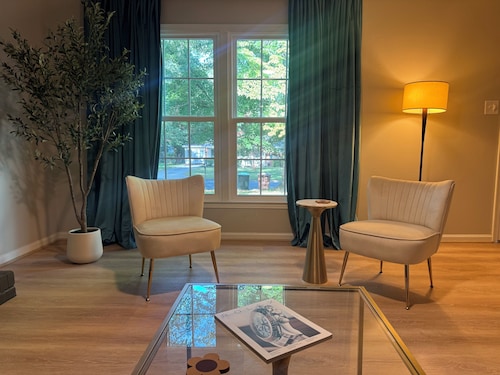 Chic 3 Bedroom Midcentury Modern Retreat in Wonderful Greensboro