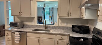 Chic 3 Bedroom Midcentury Modern Retreat in Wonderful Greensboro