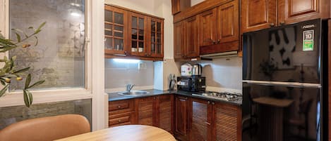 Deluxe Suite, City View | Private kitchen