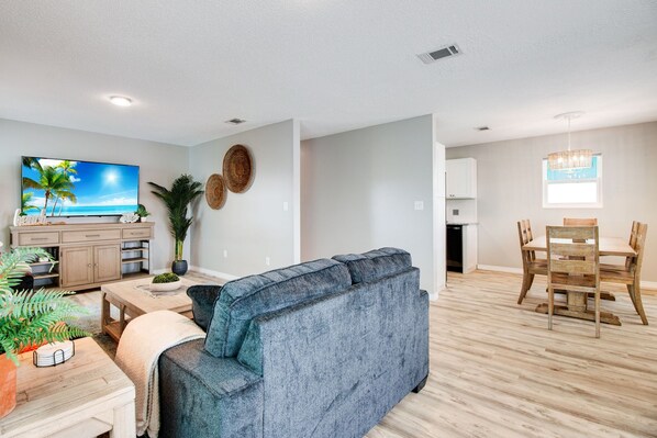 Smart-TV, DVD-Player, Tischtennisplatte