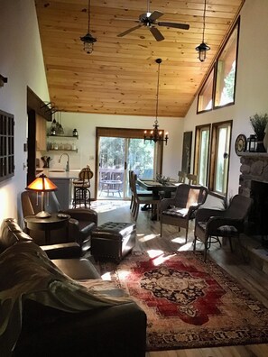 Smart-TV, DVD-Player, Bücher, Musikbibliothek