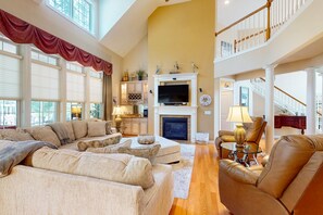 Fernseher, Kamin, DVD-Player