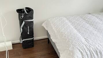 1 habitación, tabla de planchar con plancha, wifi gratis y ropa de cama