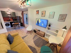 TV - Comfort and greenery: modern 2-room apartment with parking in Domont (Domont)