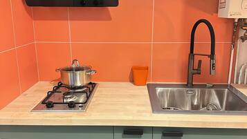 Microondas, horno, parrilla de estufa y toallas de papel