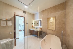 Badewanne und Dusche (separat), Hausschuhe, Handtücher, Seife