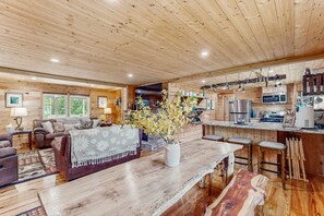 Televisión y chimenea 