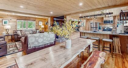 Family-friendly mountain home w/ Hot tub, Firepit, Dog friendly, Skiing
