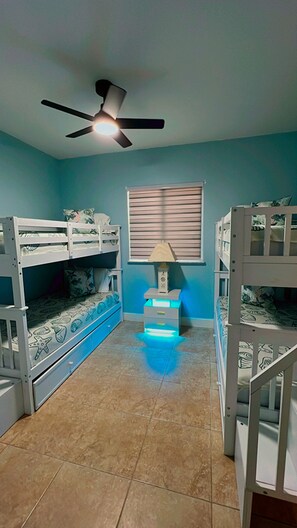 2 soveværelser, pengeskab på værelset, strygejern/strygebræt