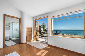 Shower, hair dryer, towels - Newly Renovated Ocean View Home (Santa Cruz)