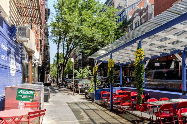 Outdoor dining - Blueground | Nolita, private entrance, nr Bowery (New York)